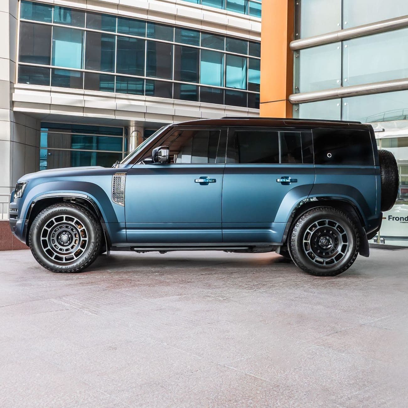 2026 Land Rover Defender 110 OCTA EDITION ONE P635 thumbnail 4