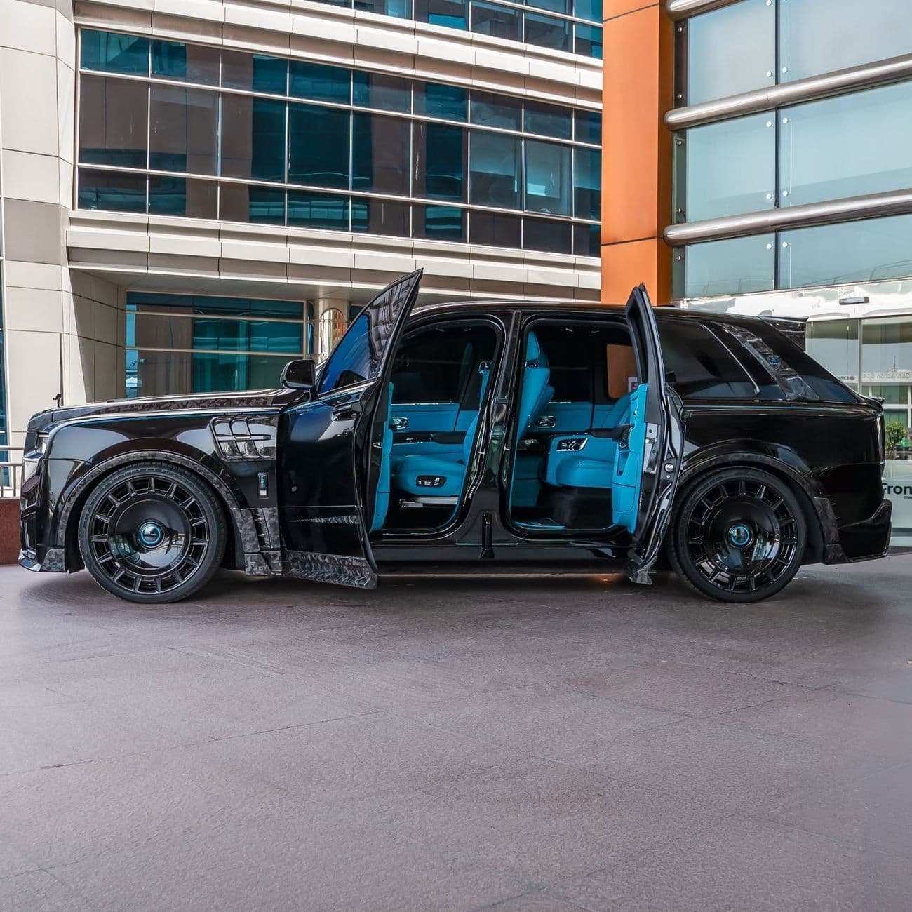 2025 Rolls Royce Cullinan thumbnail 4