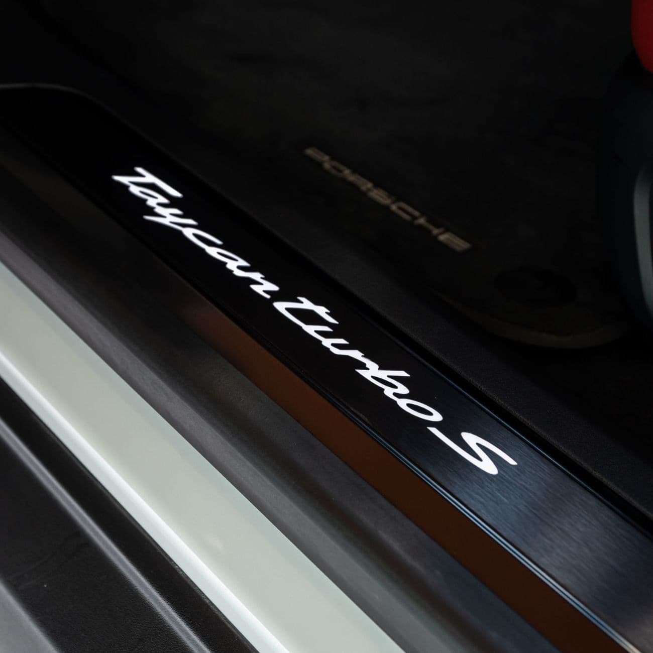 2020 Porsche Taycan TURBO thumbnail 6