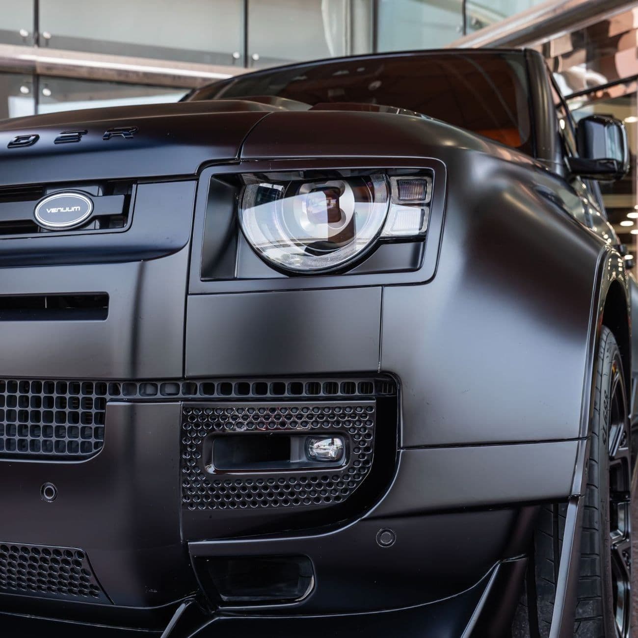 2023 Land Rover Defender 110 X P400 thumbnail 6