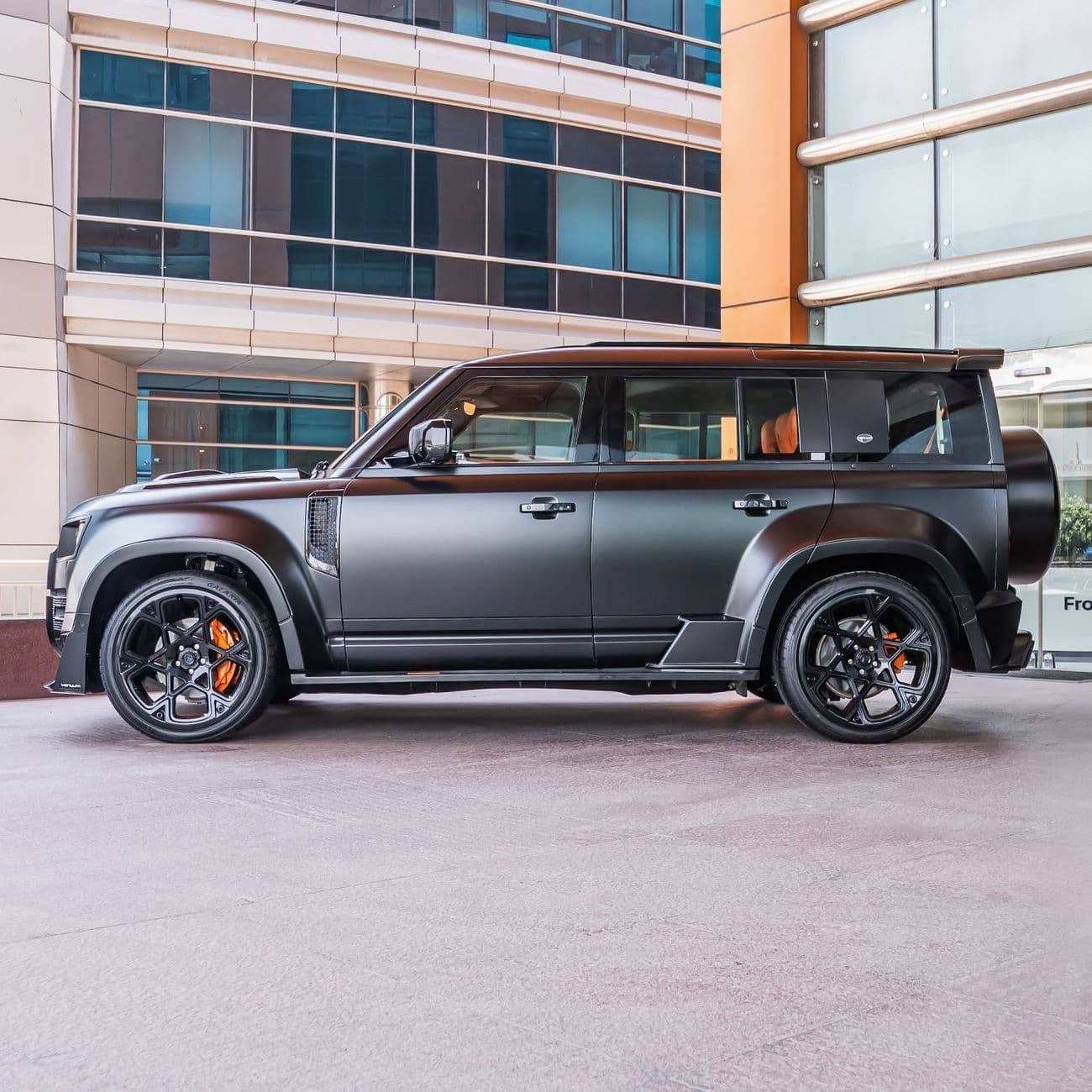 2023 Land Rover Defender 110 X P400 thumbnail 8