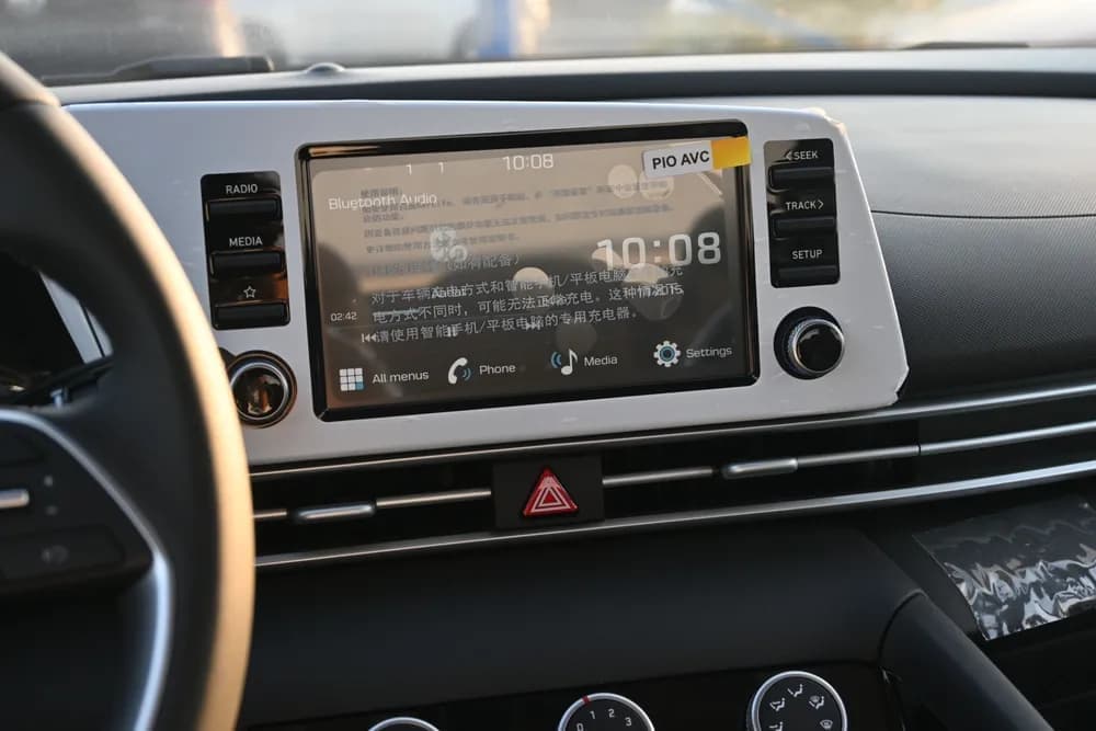 2025 Hyundai Elantra thumbnail 2