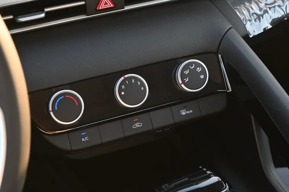 2025 Hyundai Elantra thumbnail 3