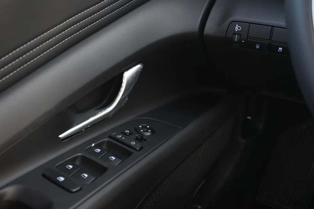 2025 Hyundai Elantra thumbnail 7