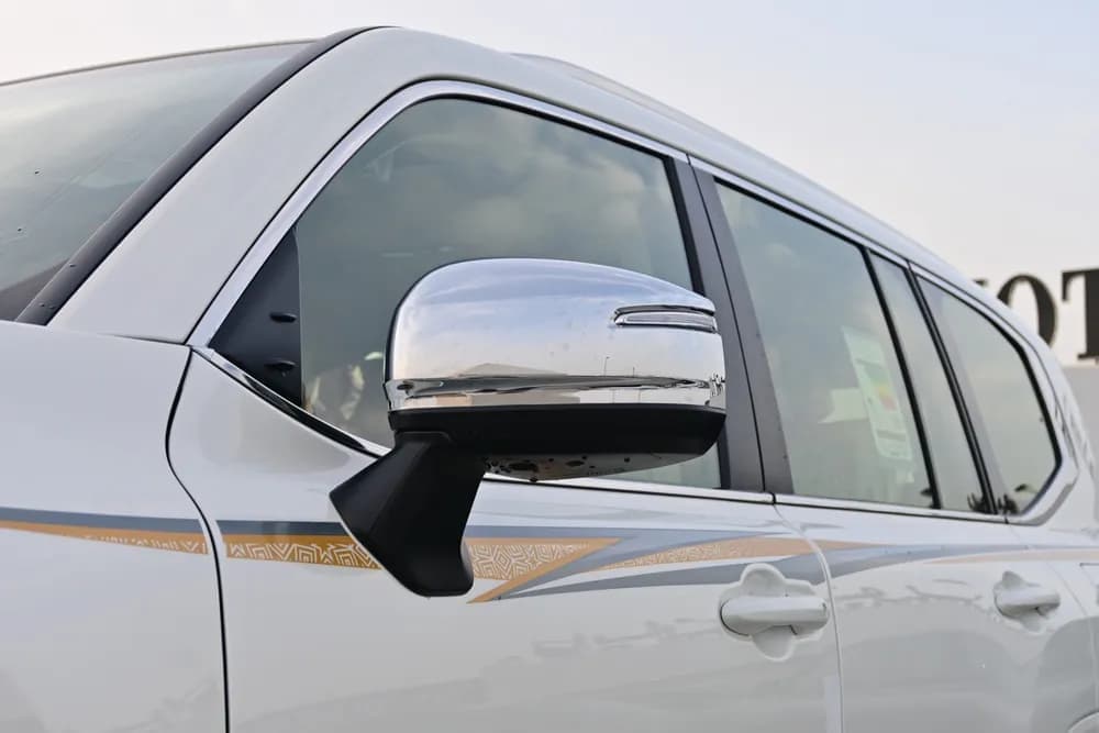 2025 Toyota Land Cruiser thumbnail 3