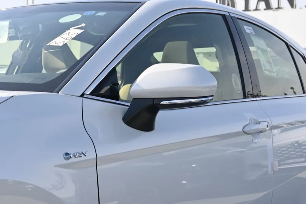 2025 Toyota Camry LE HEV 215 HP thumbnail 3
