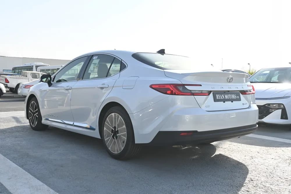 2025 Toyota Camry LE HEV 215 HP thumbnail 4