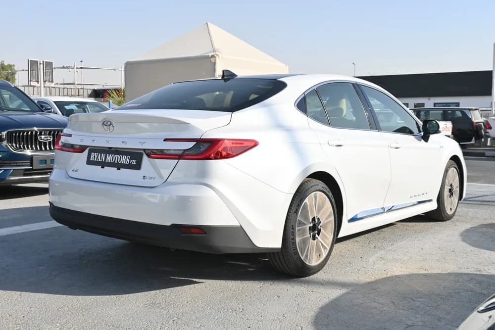 2025 Toyota Camry LE HEV 215 HP thumbnail 6