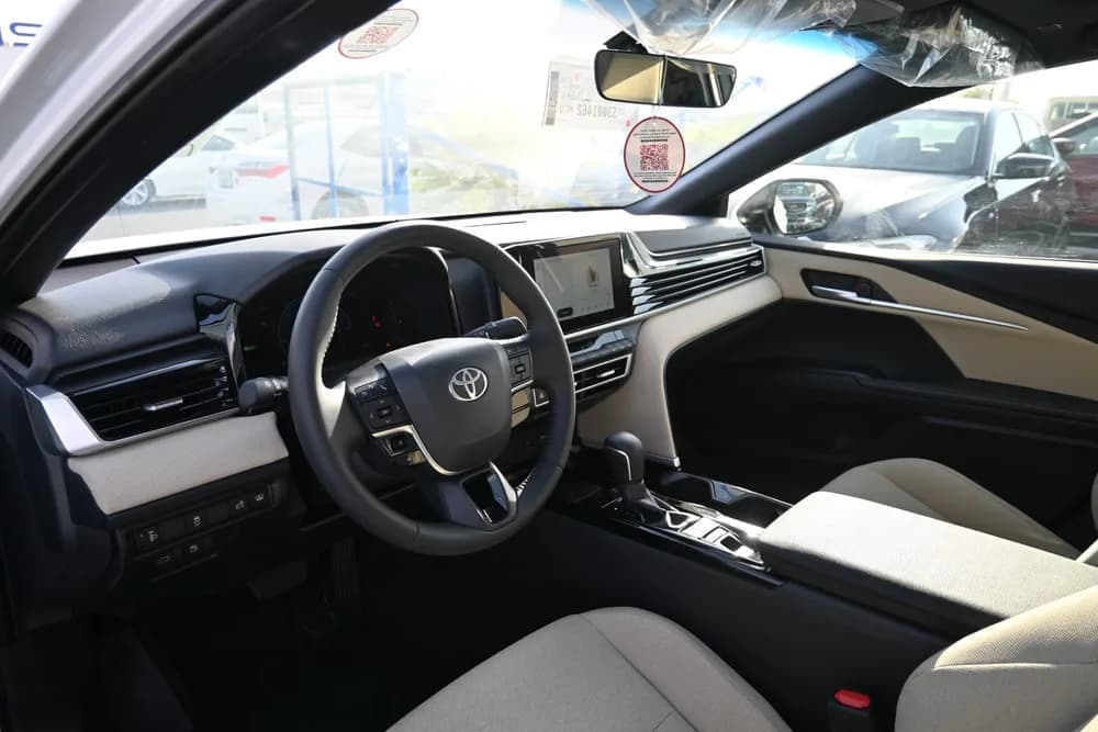 2025 Toyota Camry LE HEV 215 HP thumbnail 8