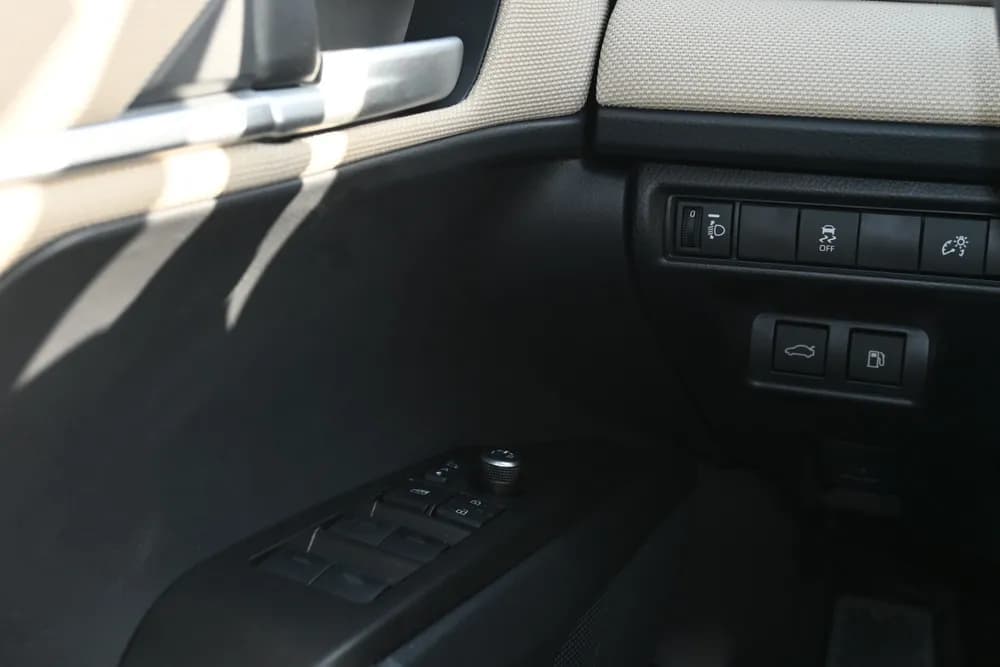 2025 Toyota Camry LE HEV 215 HP thumbnail 9