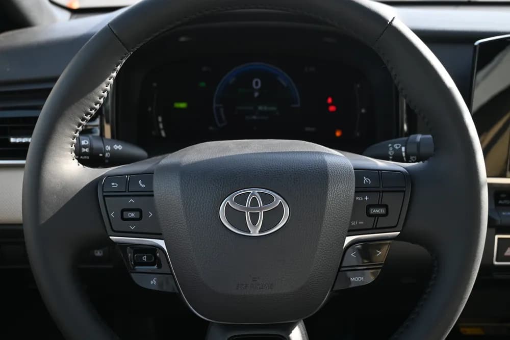 2025 Toyota Camry LE HEV 215 HP thumbnail 10