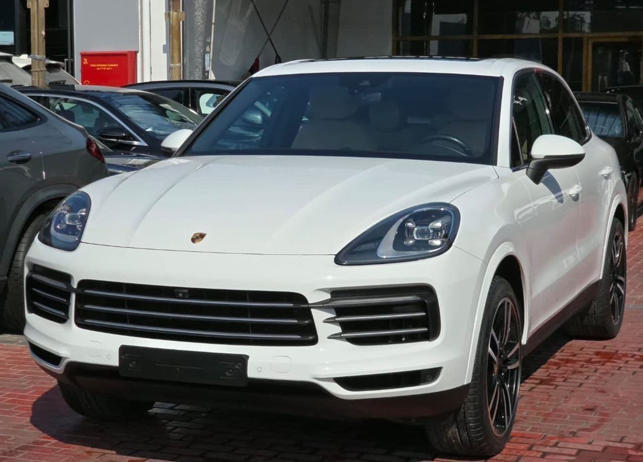 2018 Porsche Cayenne STANDARD thumbnail 4