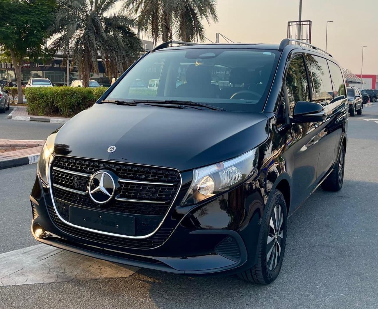 2025 Mercedes Benz V300 AVANTGARDE thumbnail 4