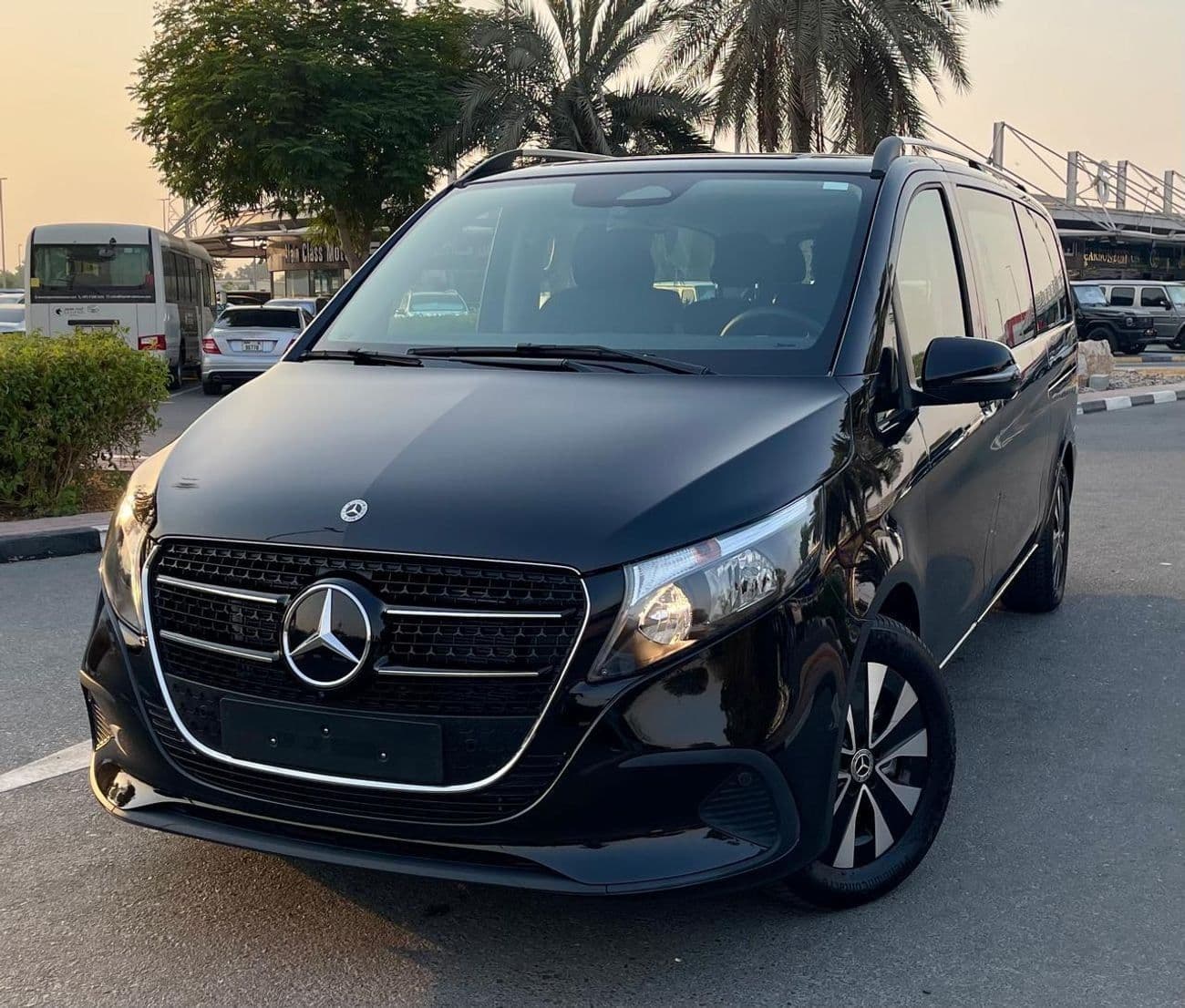 2025 Mercedes Benz V300 AVANTGARDE thumbnail 3