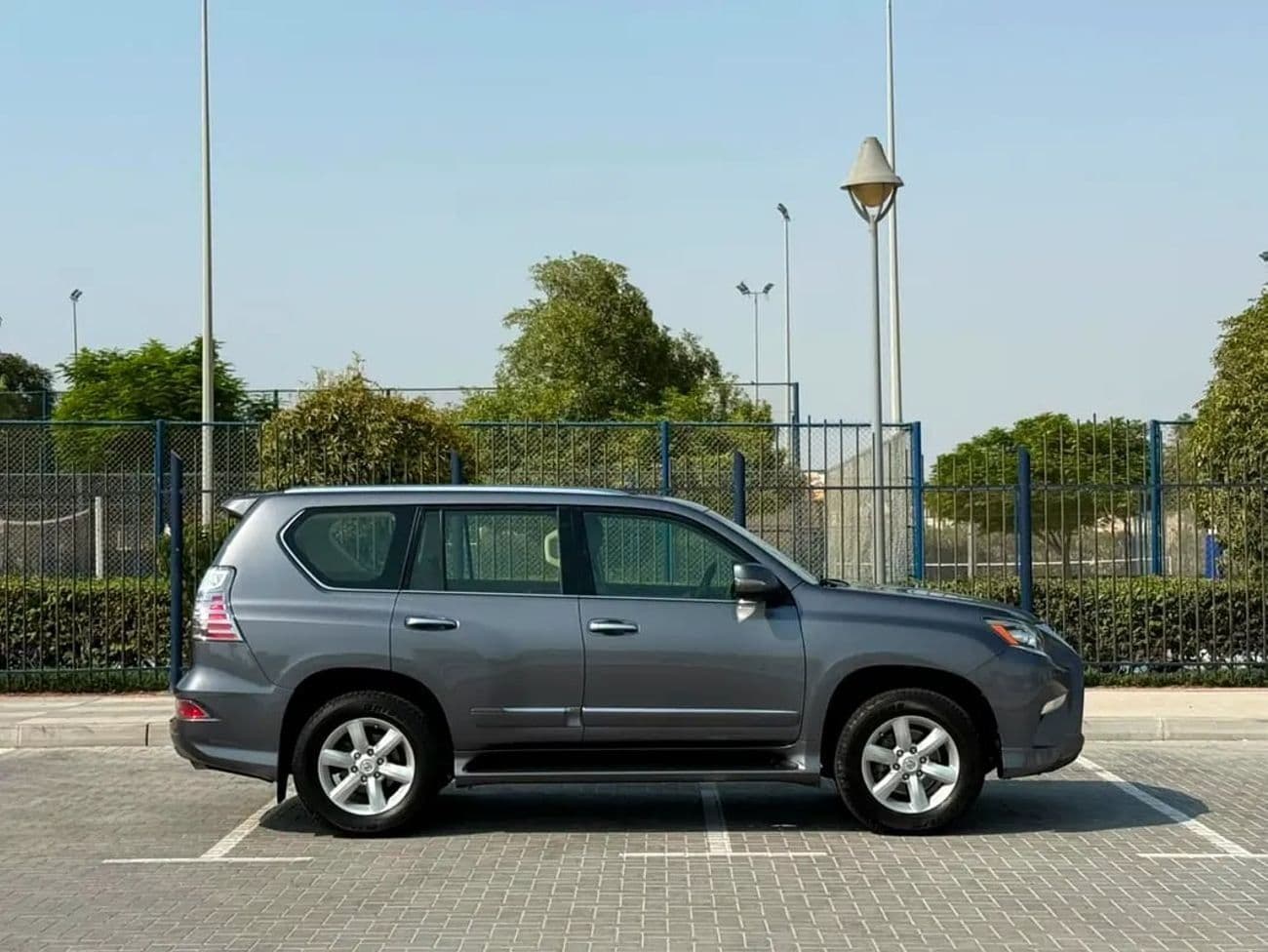 2016 Lexus GX460 thumbnail 7