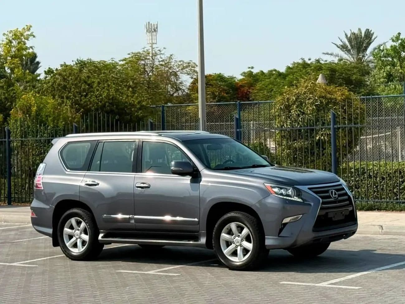 2016 Lexus GX460 thumbnail 3