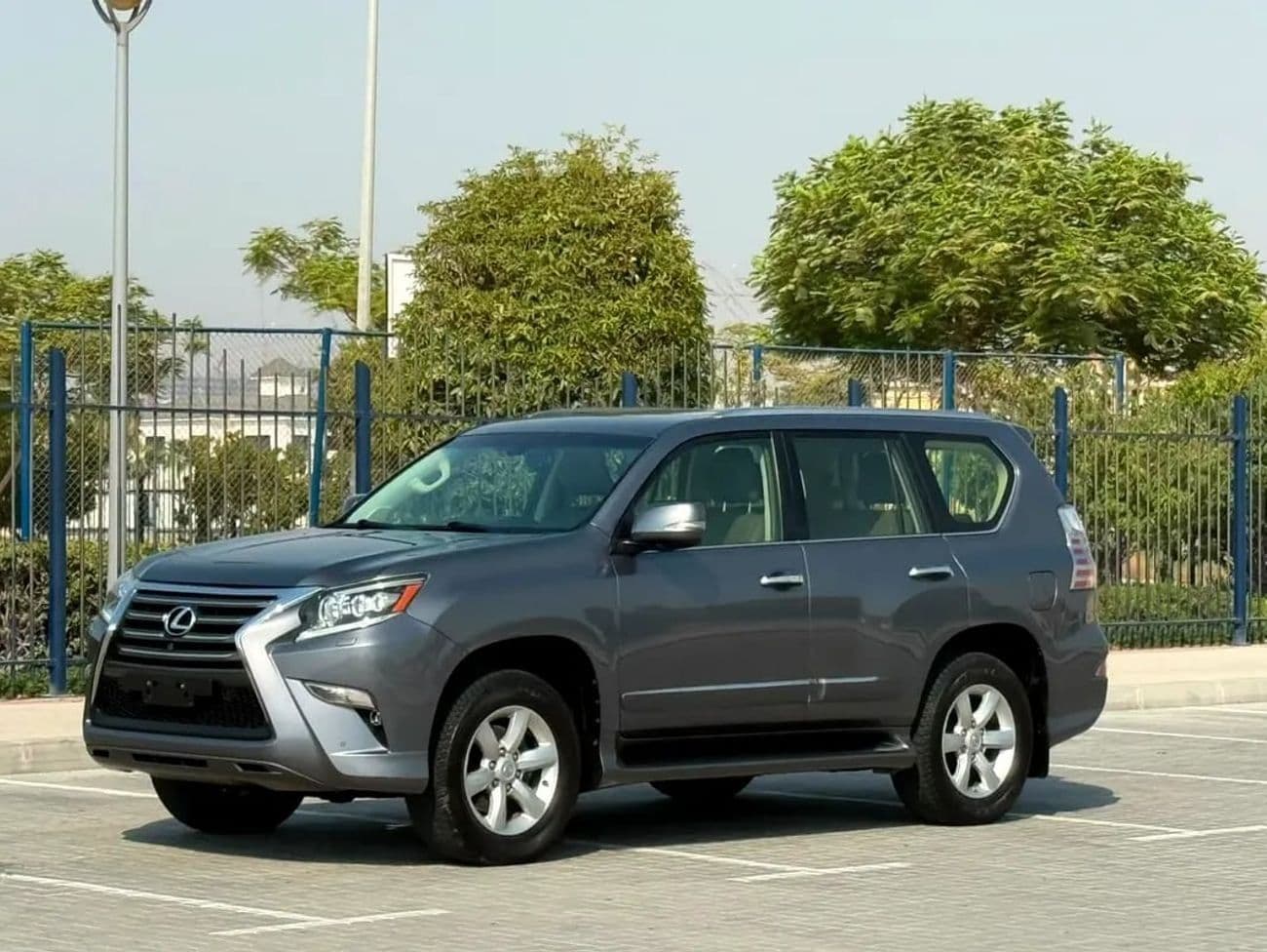 2016 Lexus GX460 thumbnail 4
