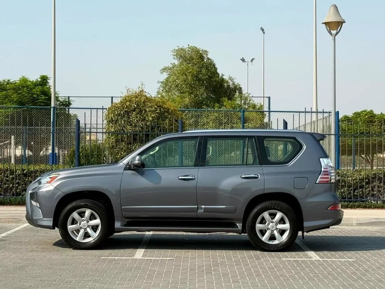 2016 Lexus GX460 thumbnail 5