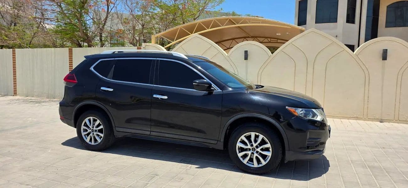 2018 Nissan Rogue SV thumbnail 4