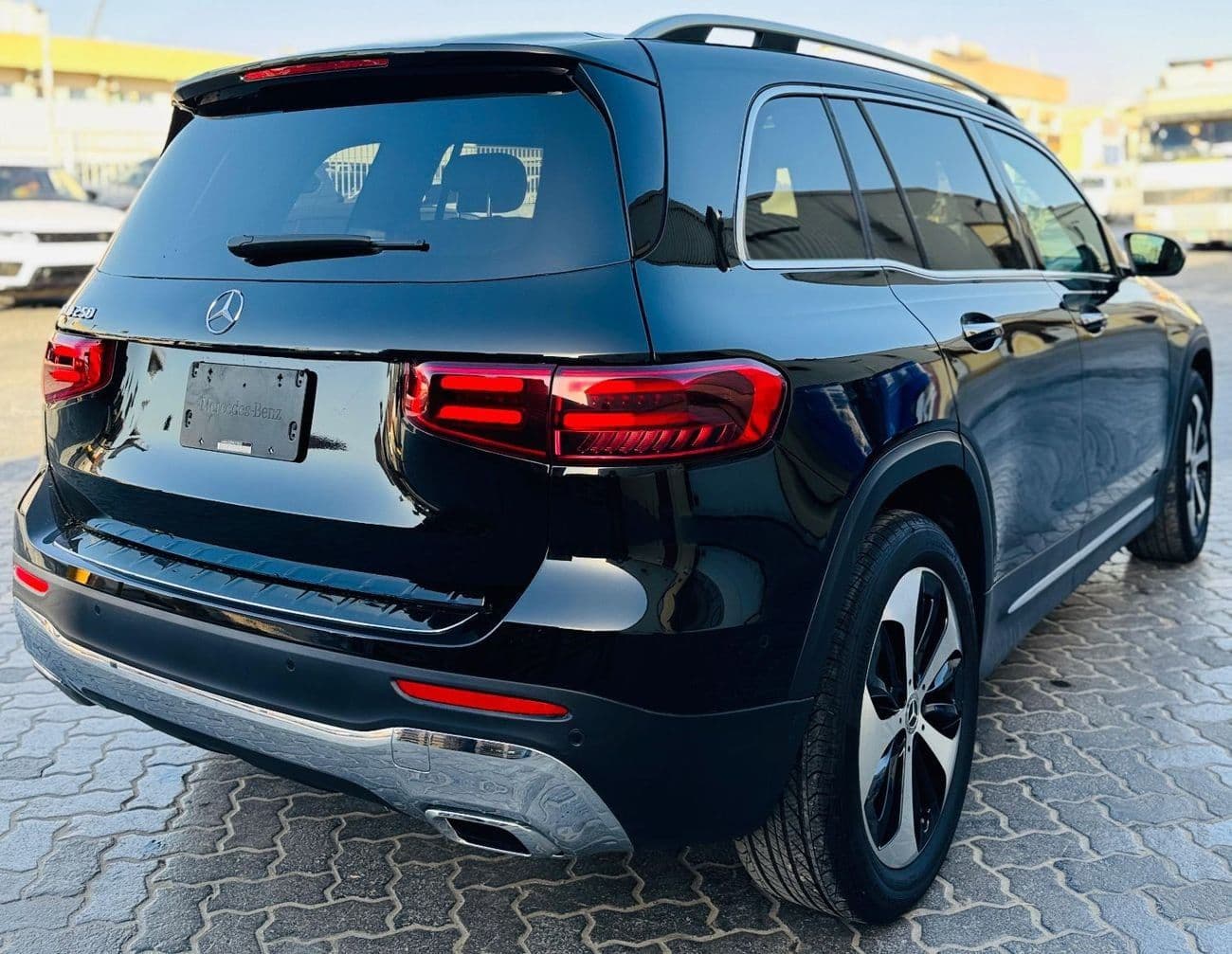 2024 Mercedes Benz GLB250 4MATIC thumbnail 4