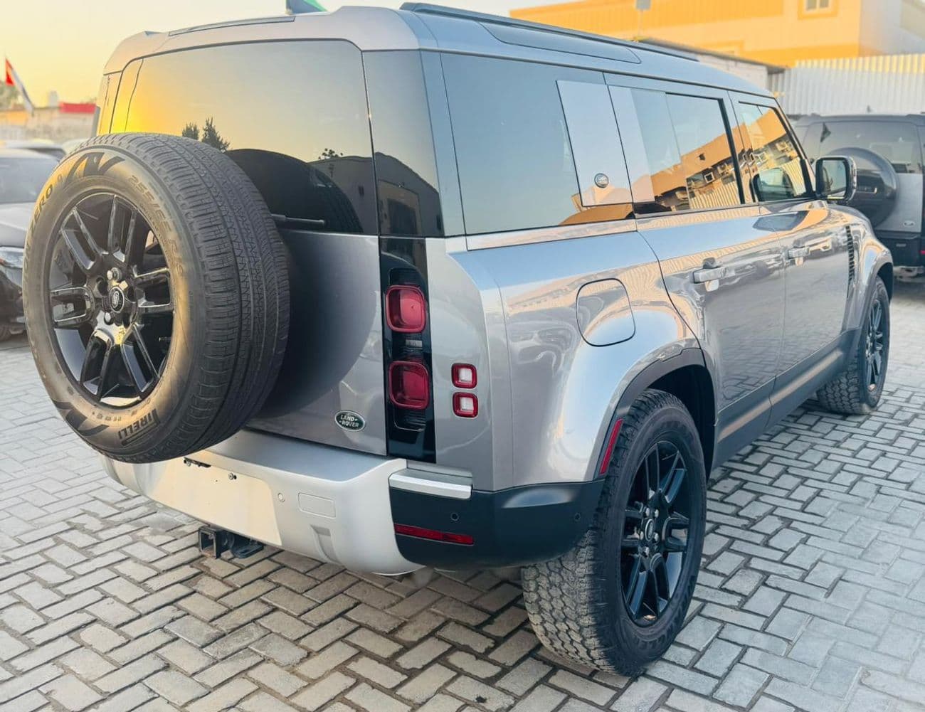 2023 Land Rover Defender 110 SE P300 thumbnail 4
