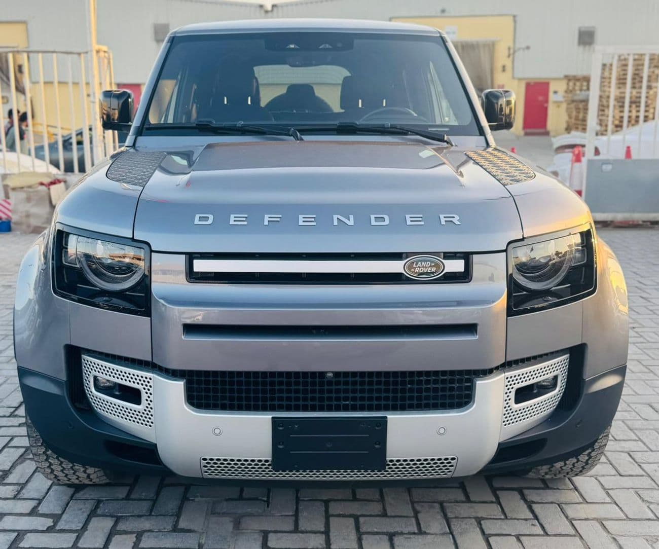 2023 Land Rover Defender 110 SE P300 thumbnail 5