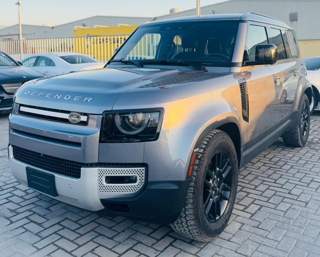 2023 Land Rover Defender 110 SE P300 thumbnail 2