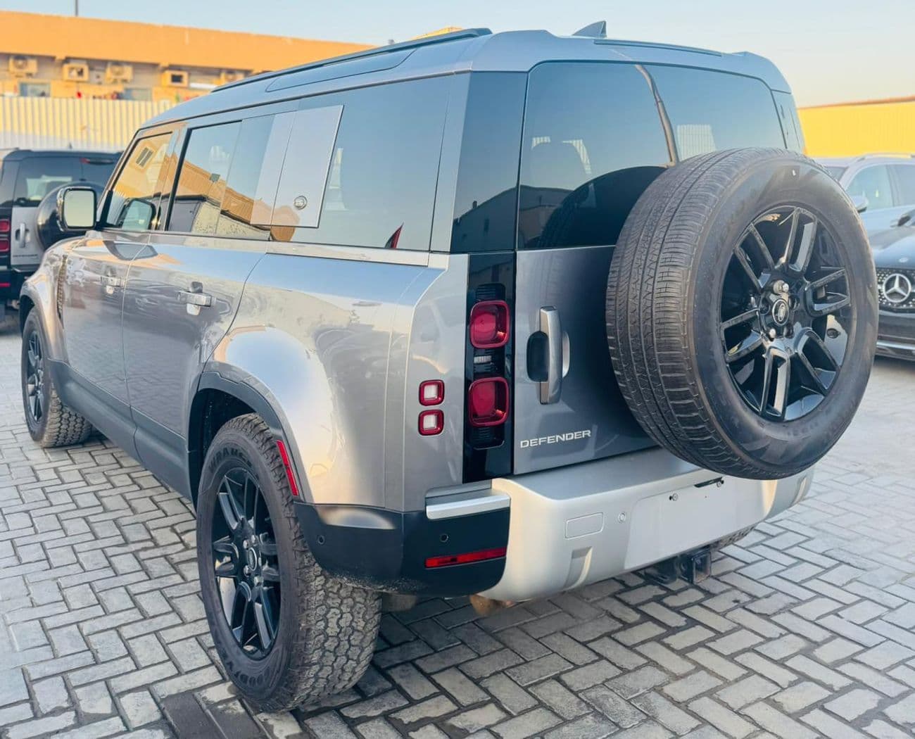 2023 Land Rover Defender 110 SE P300 thumbnail 3