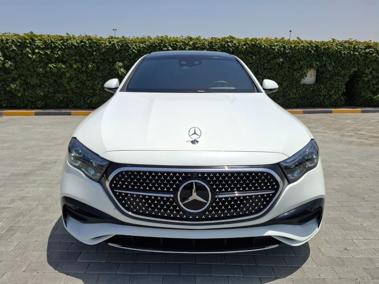 2025 Mercedes Benz E220 thumbnail 2