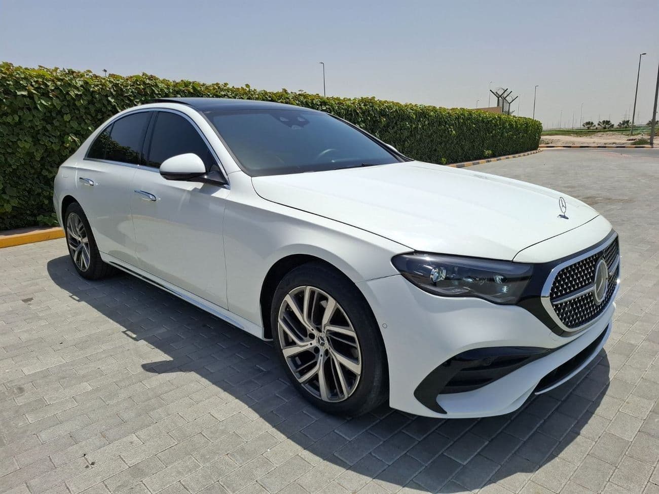 2025 Mercedes Benz E220 thumbnail 4