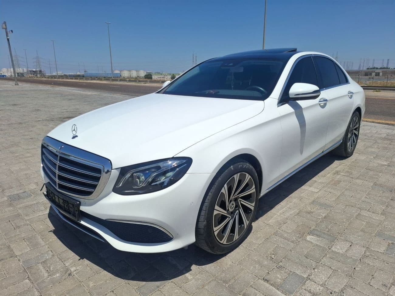 2019 Mercedes Benz E220 thumbnail 3