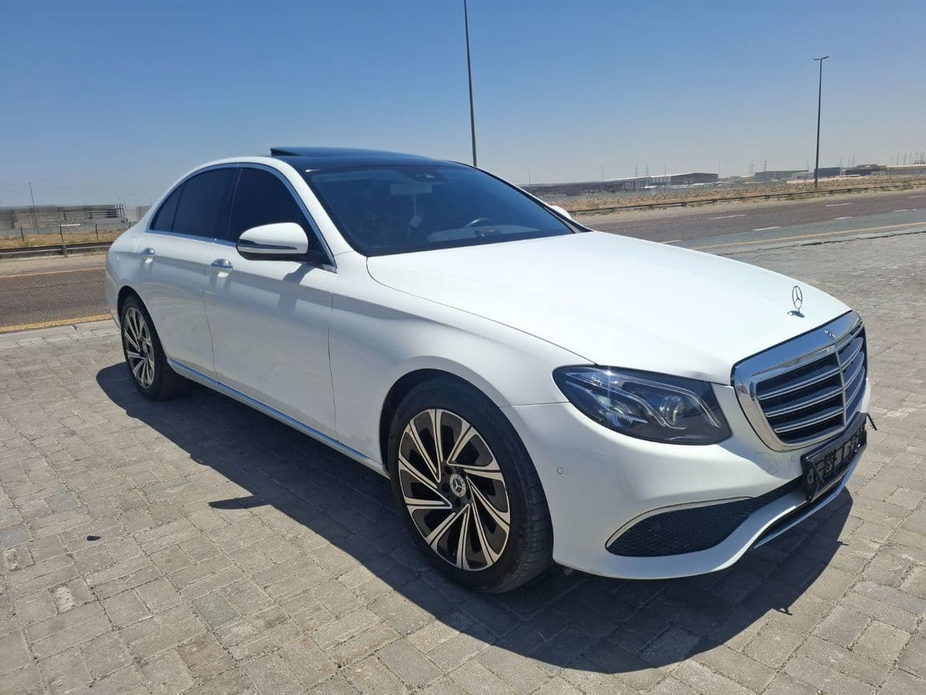 2019 Mercedes Benz E220 thumbnail 4