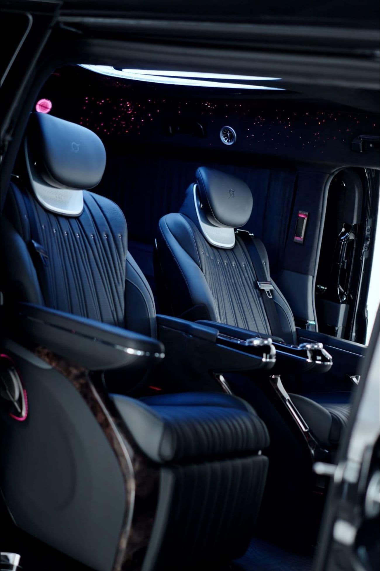 2025 Mercedes Benz V300 thumbnail 8
