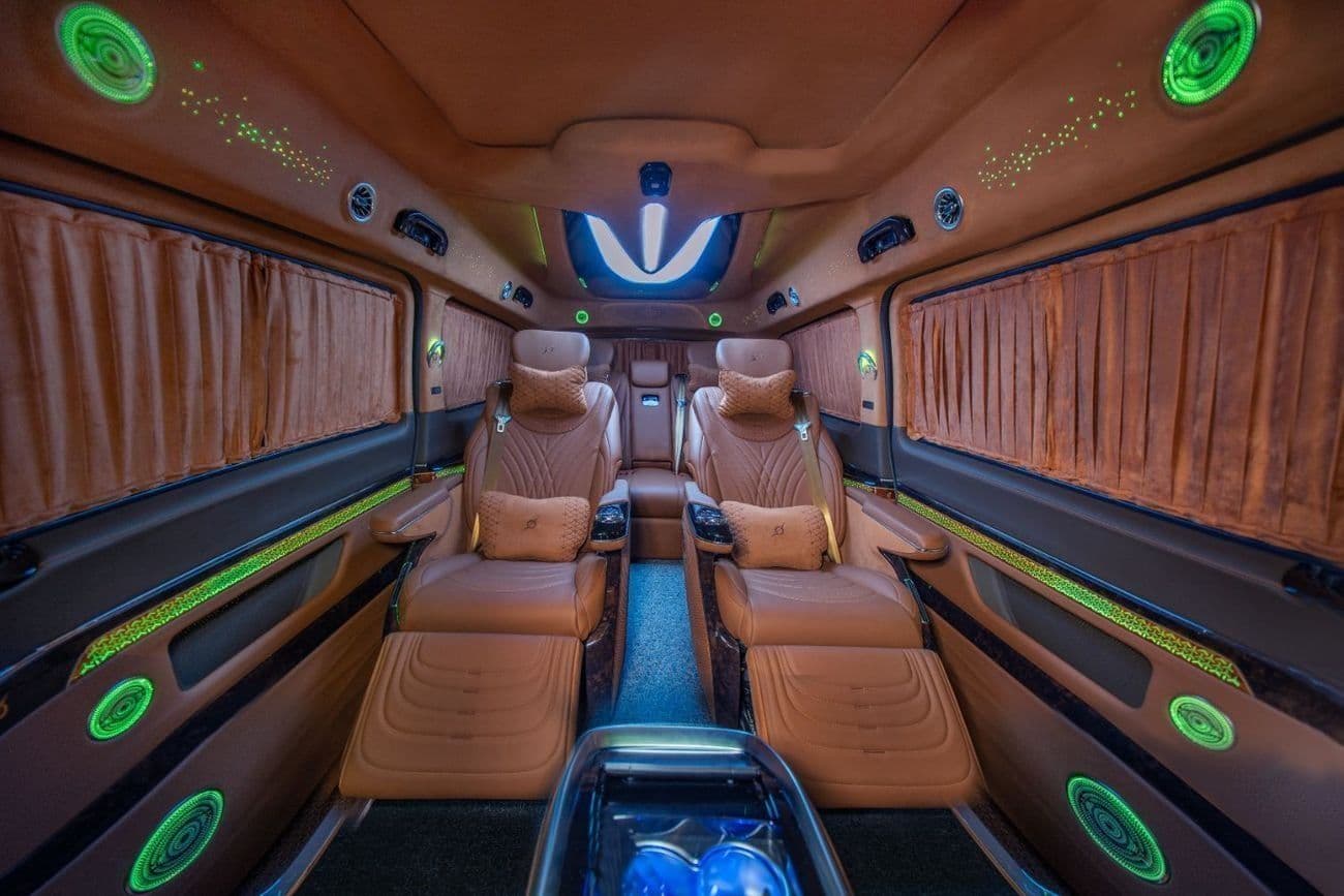 2025 Mercedes Benz V300 thumbnail 4
