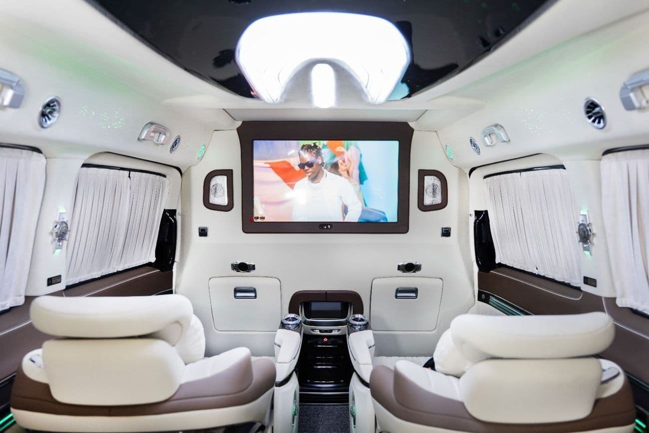 2025 Mercedes Benz V300 thumbnail 3