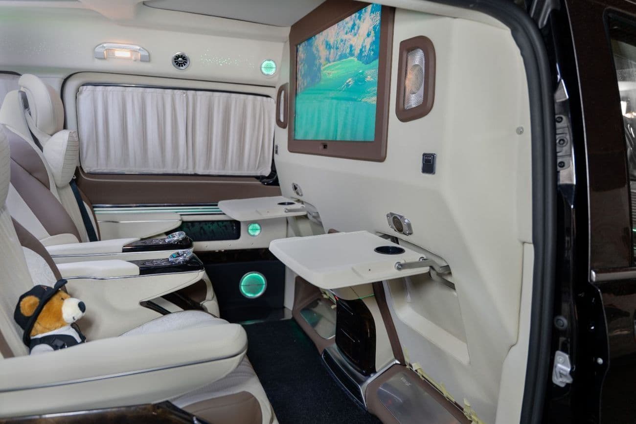 2025 Mercedes Benz V300 thumbnail 5