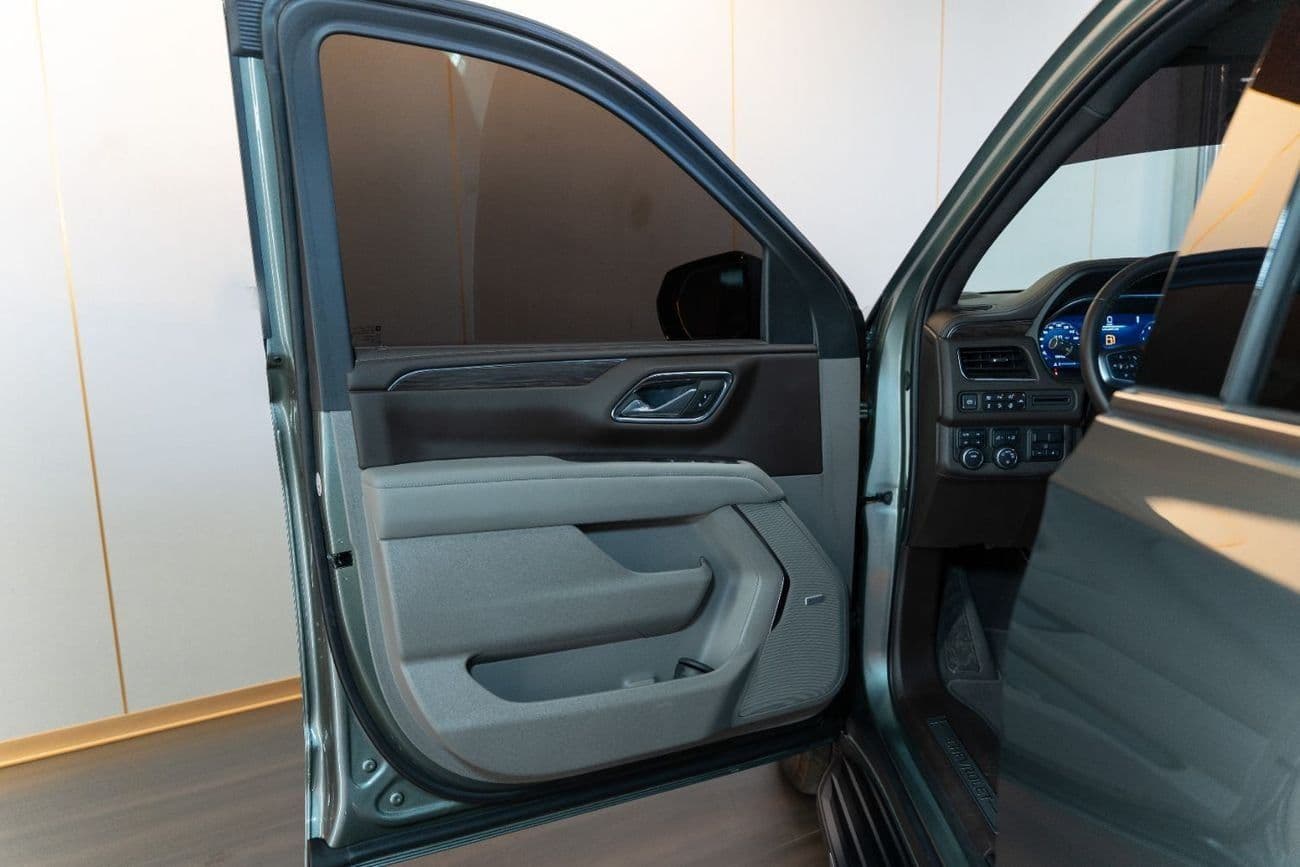 2024 Chevrolet Suburban LT thumbnail 6