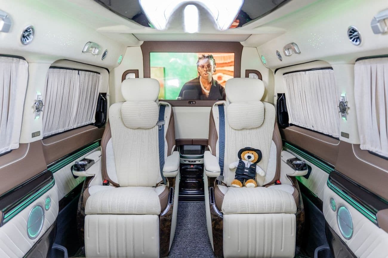 2025 Mercedes Benz V300 thumbnail 4