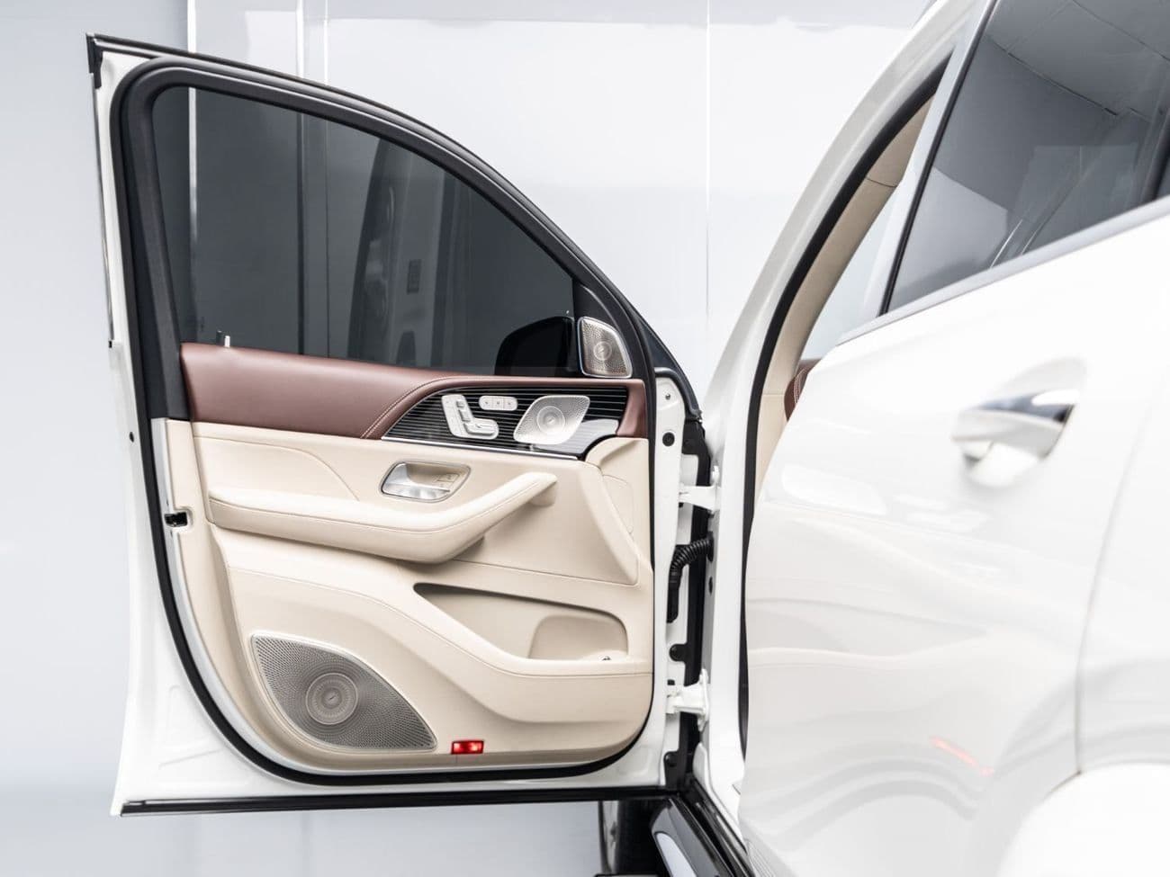 2024 Mercedes Maybach GLS600 Maybach GLS600 thumbnail 8