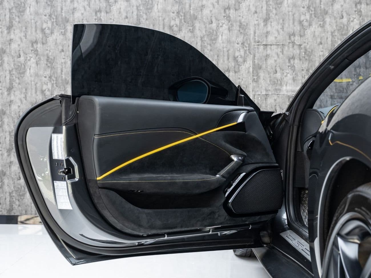 2022 Ferrari Roma STANDARD thumbnail 7