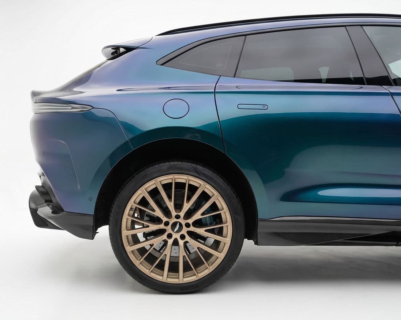 2023 Aston Martin Dbx707 STANDARD thumbnail 6