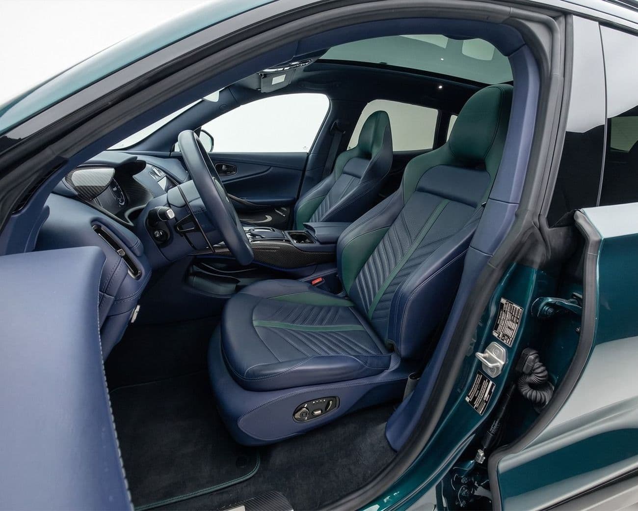 2023 Aston Martin Dbx707 STANDARD thumbnail 8