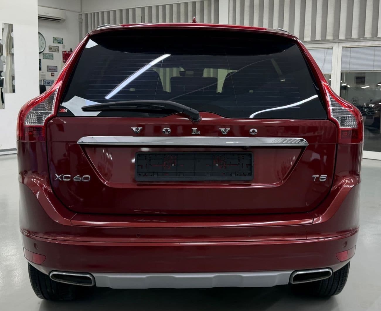 2016 Volvo XC60 MOMENTUM thumbnail 4
