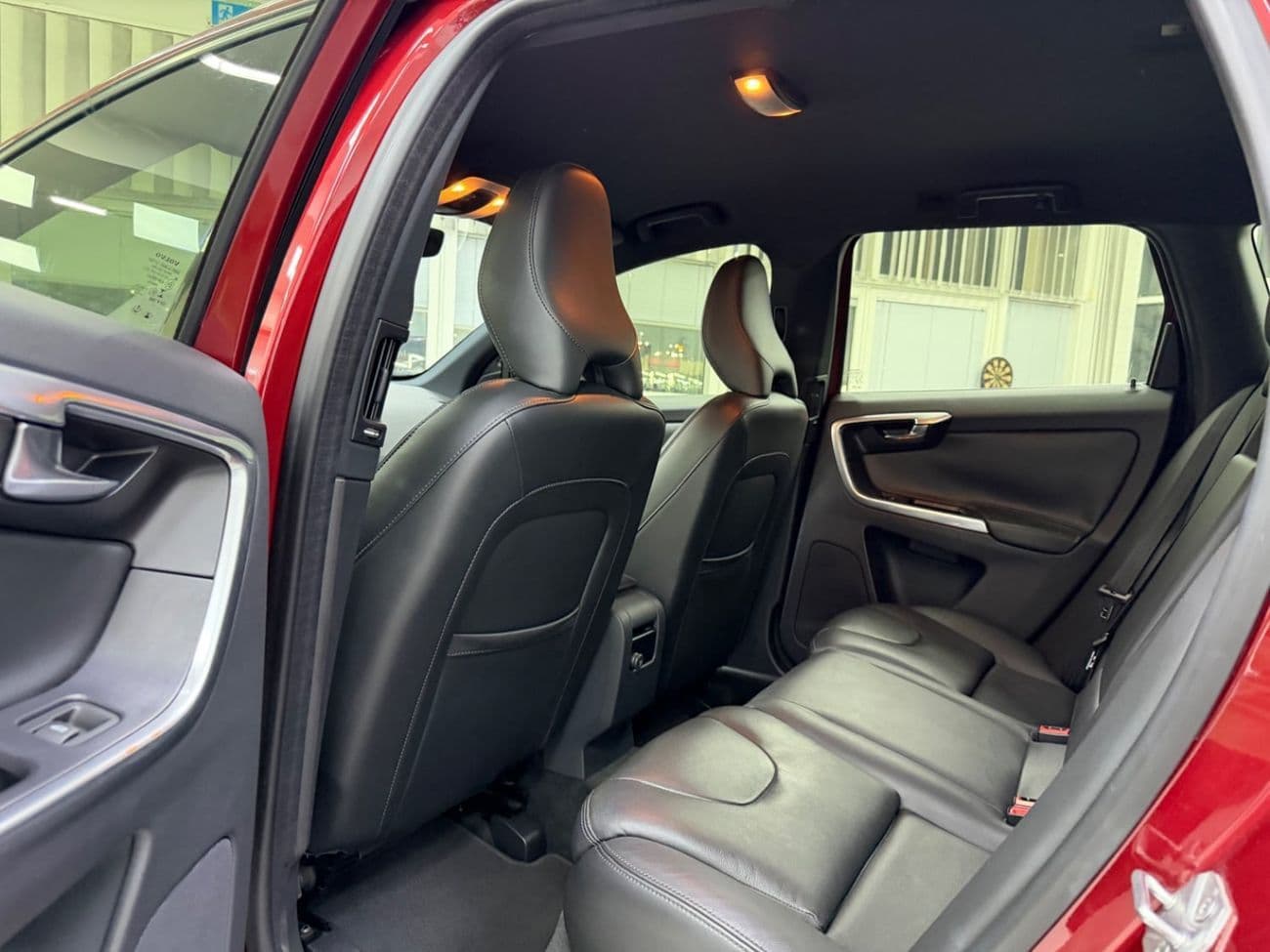 2016 Volvo XC60 MOMENTUM thumbnail 7
