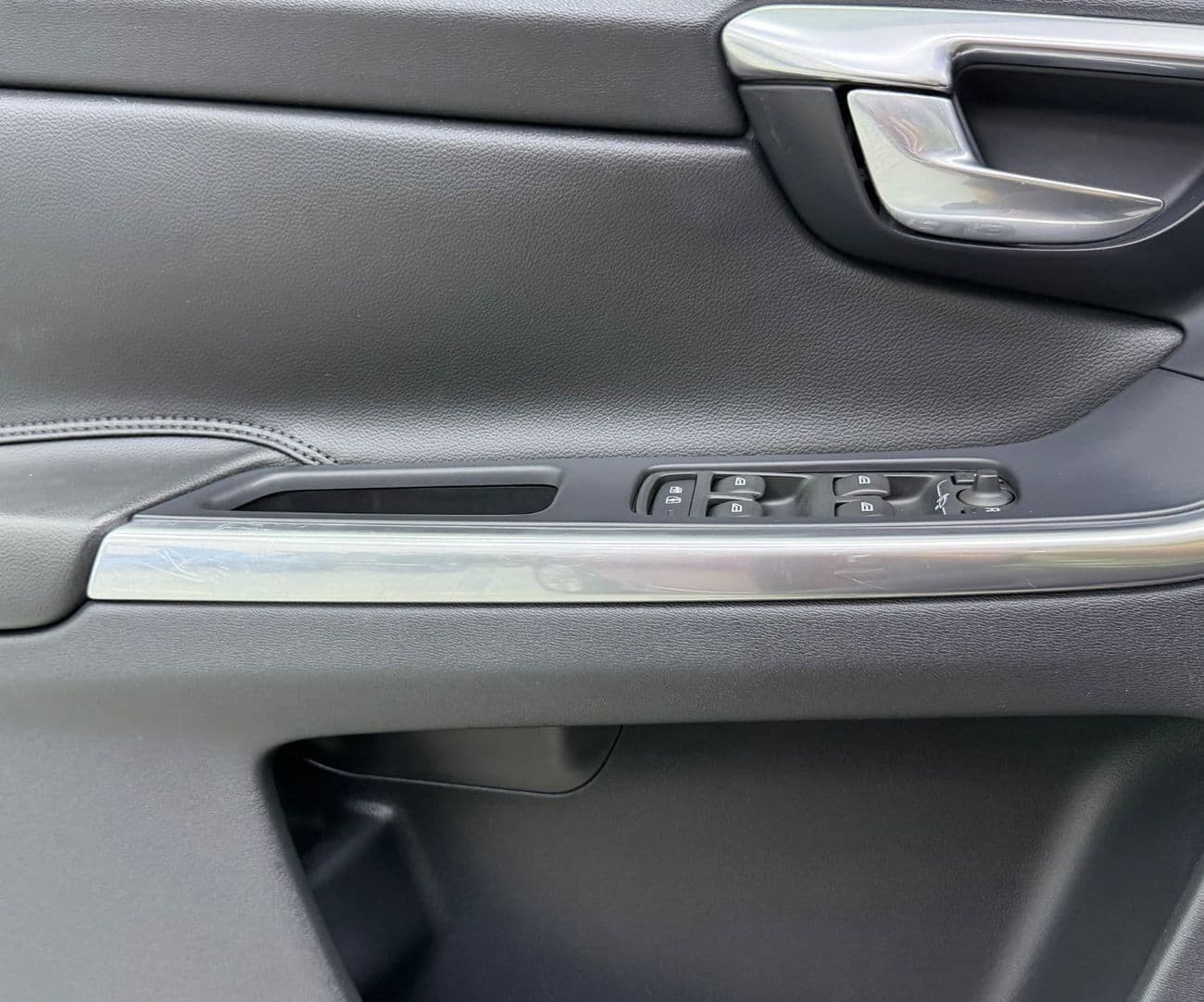 2016 Volvo XC60 MOMENTUM thumbnail 8