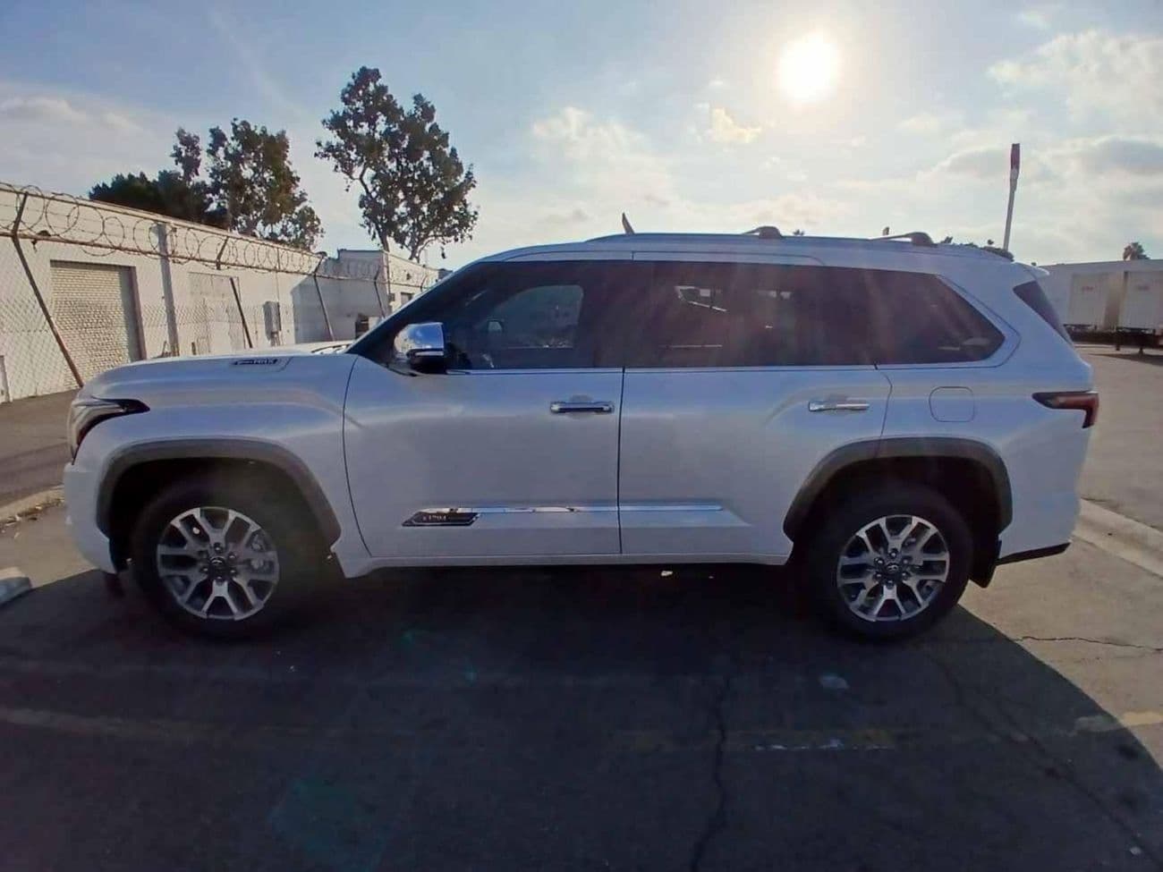 2025 Toyota Sequoia HYBRID thumbnail 4