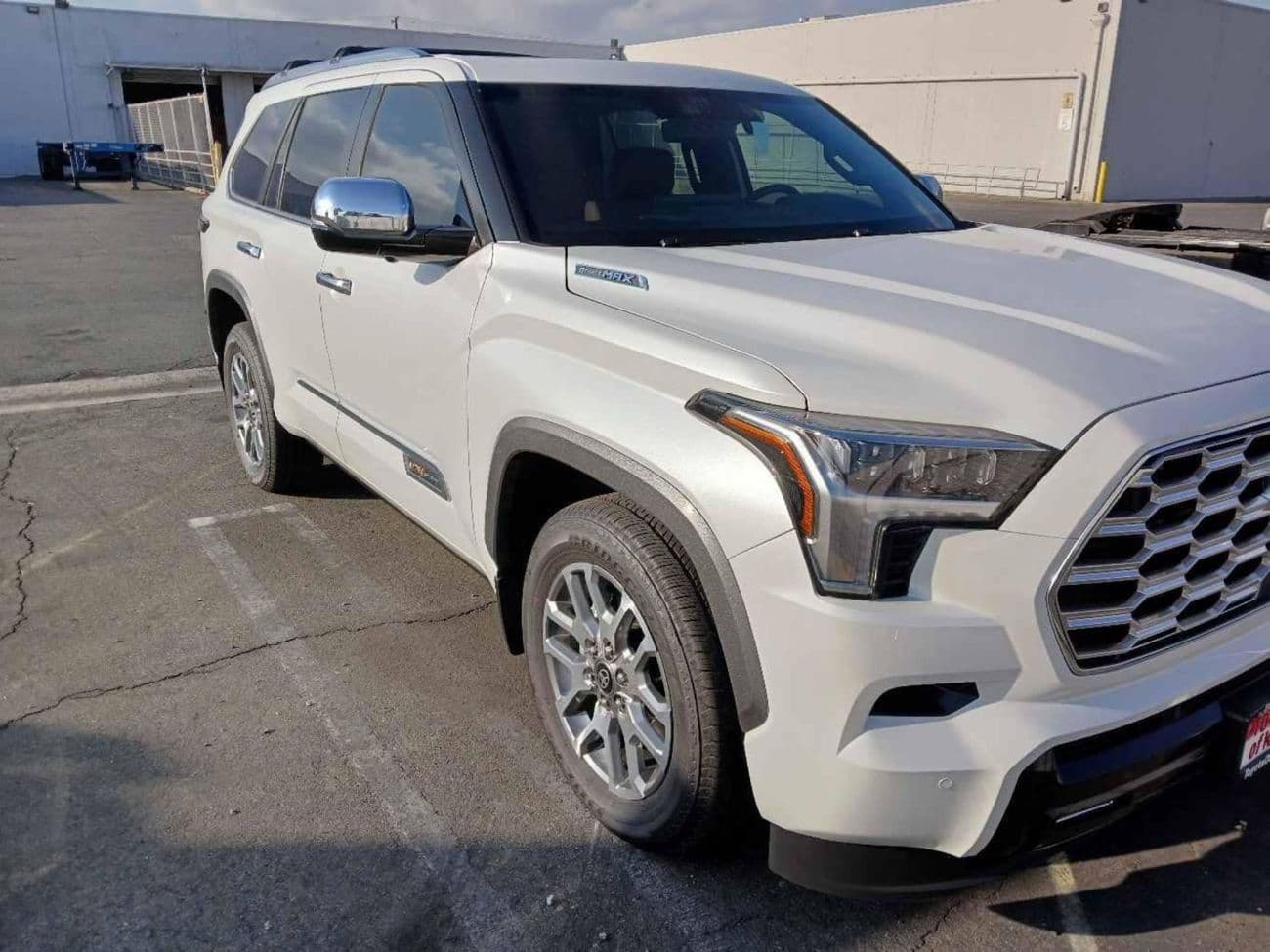 2025 Toyota Sequoia HYBRID thumbnail 2