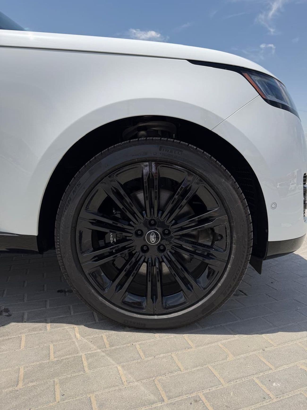 2025 Land Rover Range Rover SE thumbnail 2