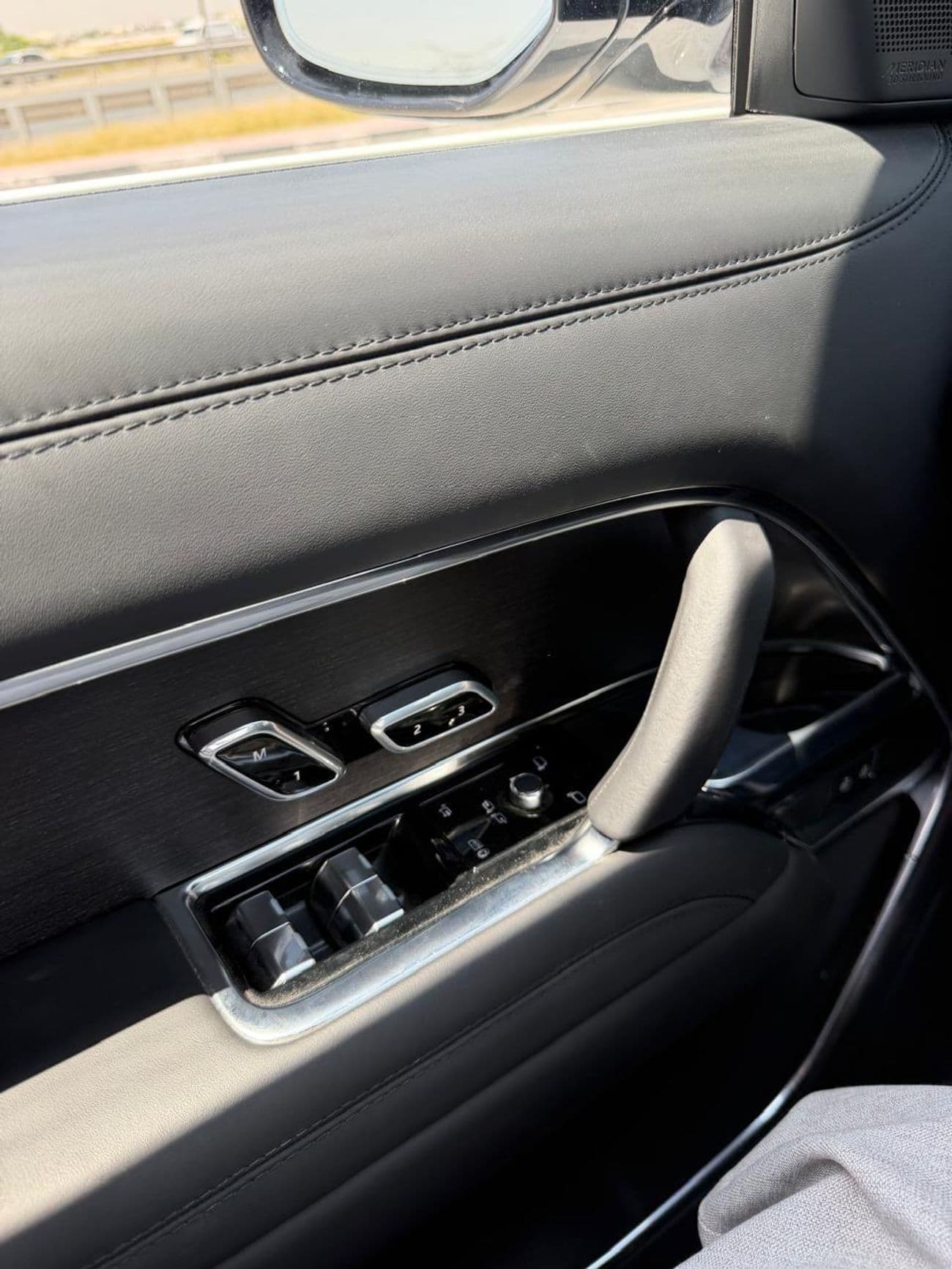 2025 Land Rover Range Rover SE thumbnail 8