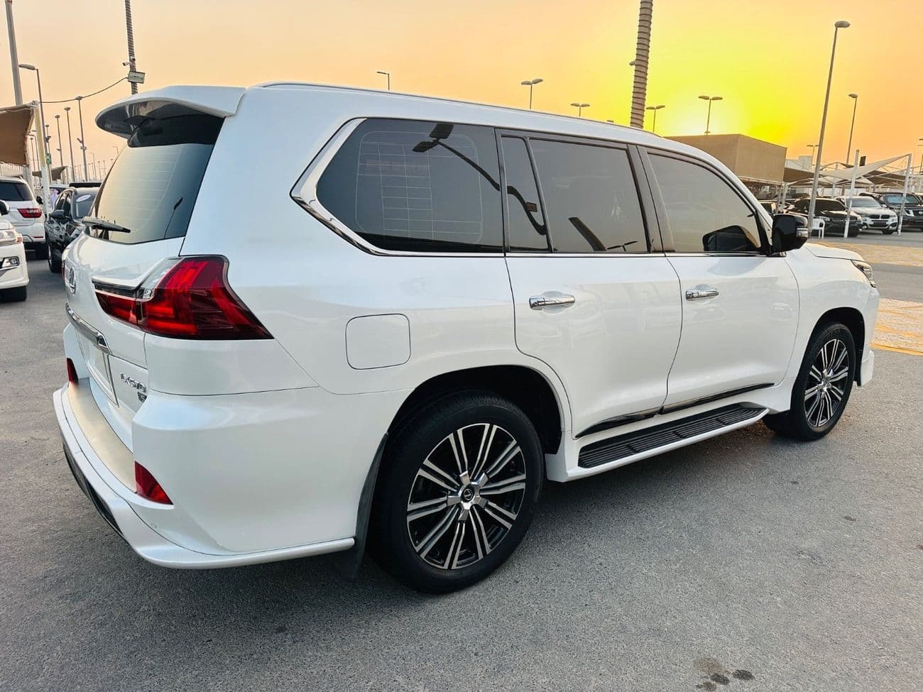 2020 Lexus LX570 SIGNATURE thumbnail 4